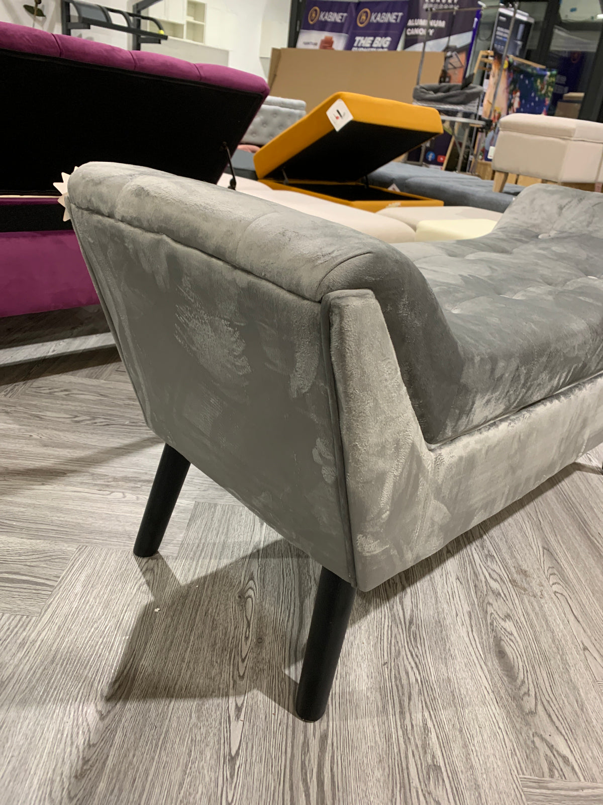 Tufted Velvet Buttoned Bench with Raised Arms