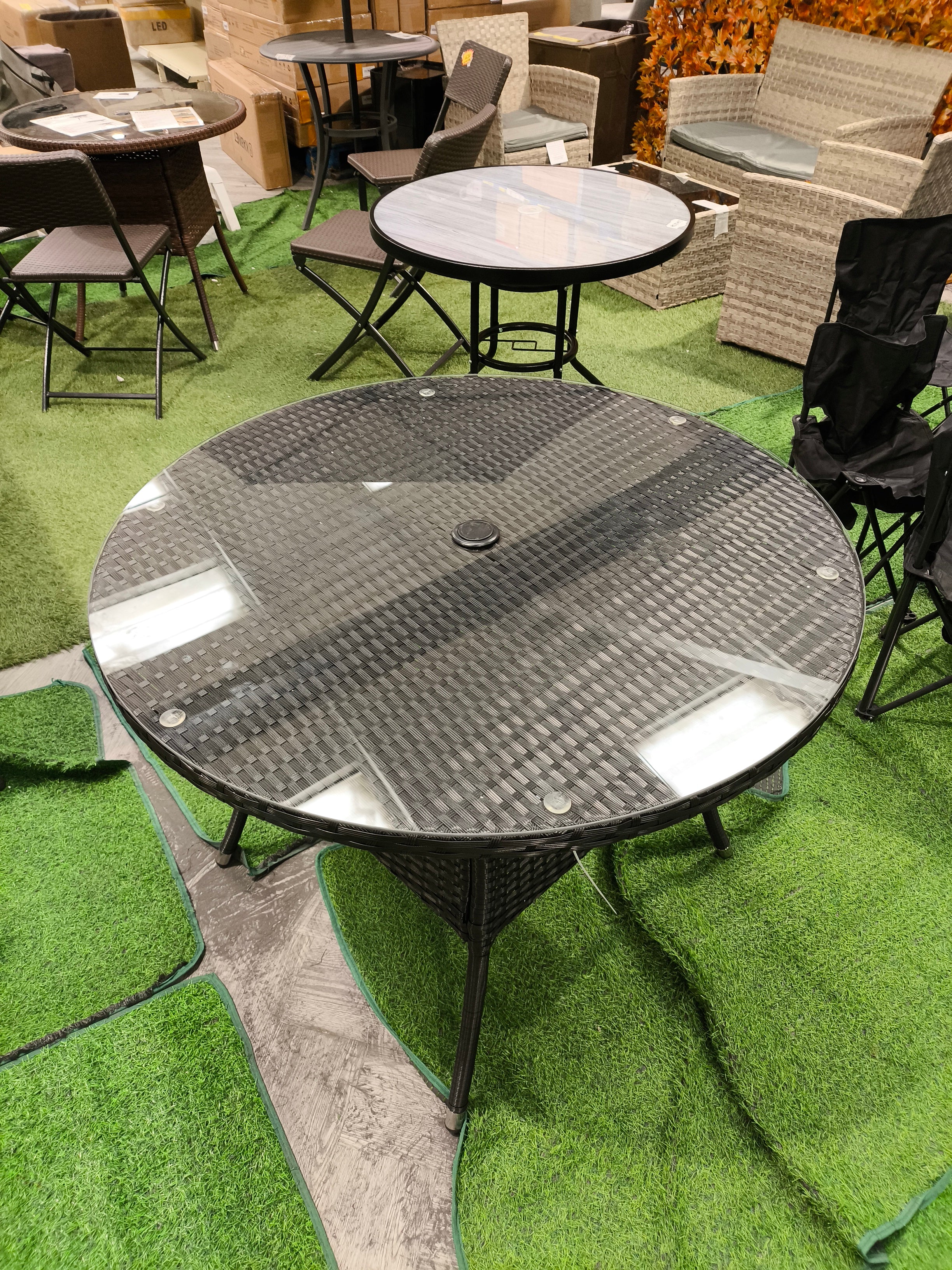 Garden Rattan Tempered Glass Top Round Table with Parasol Hole Black