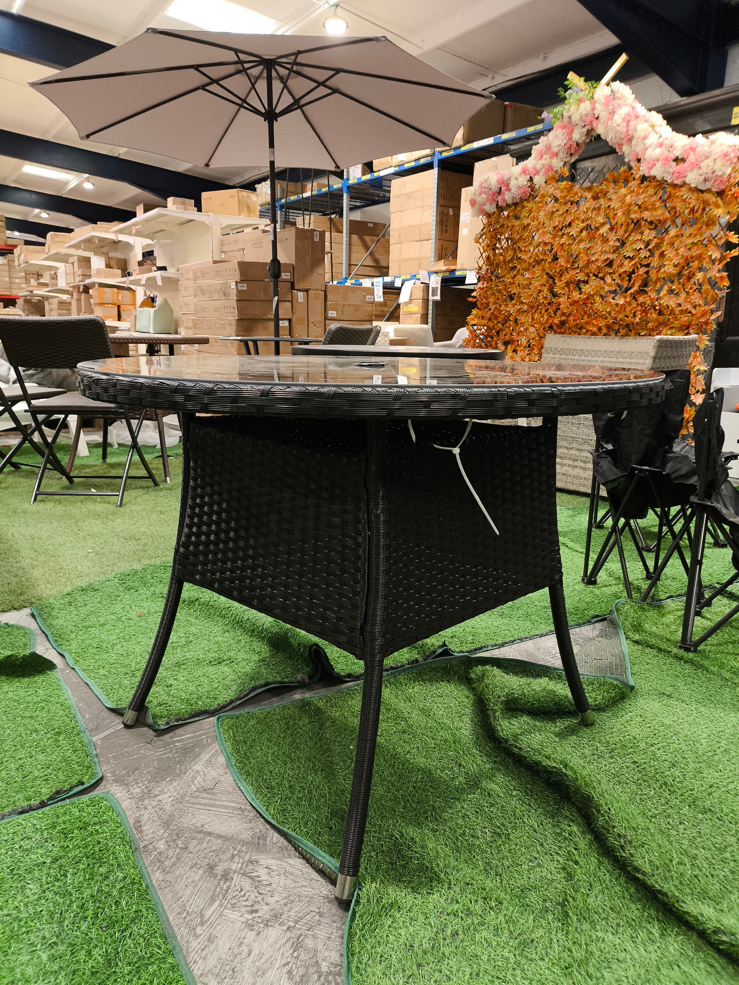 Garden Rattan Tempered Glass Top Round Table with Parasol Hole Black
